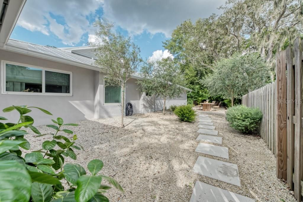 Active With Contract: $950,000 (4 beds, 3 baths, 2633 Square Feet)