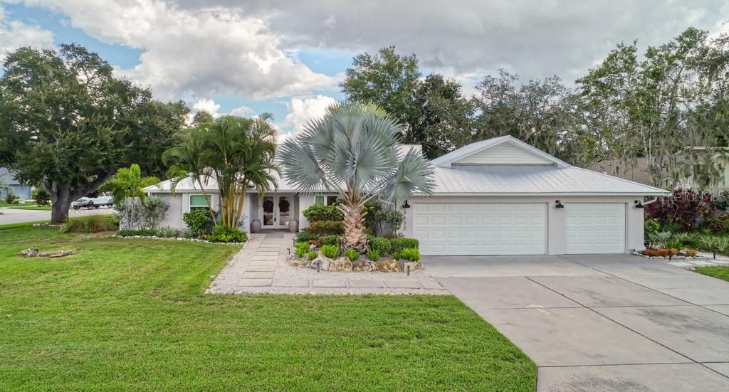 Active With Contract: $950,000 (4 beds, 3 baths, 2633 Square Feet)