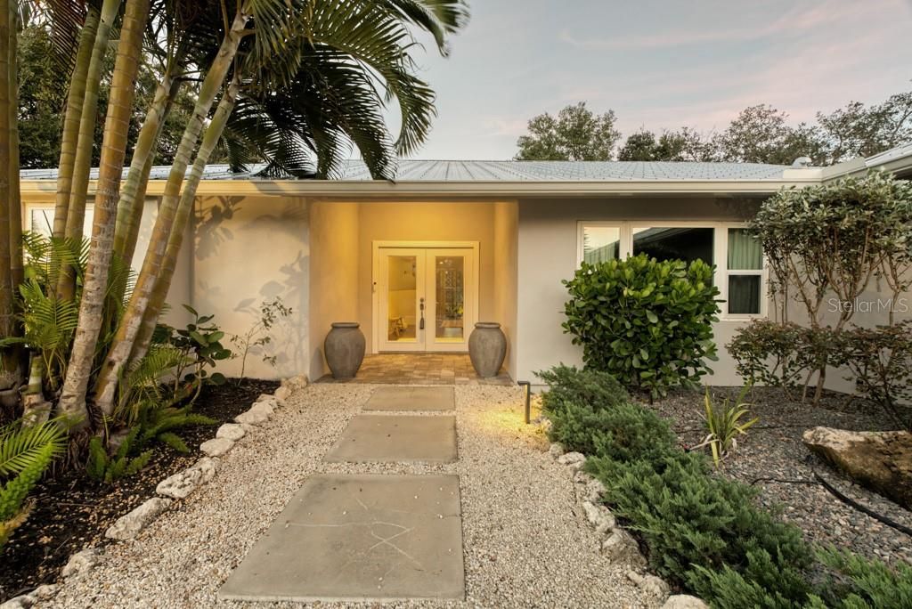 Active With Contract: $950,000 (4 beds, 3 baths, 2633 Square Feet)