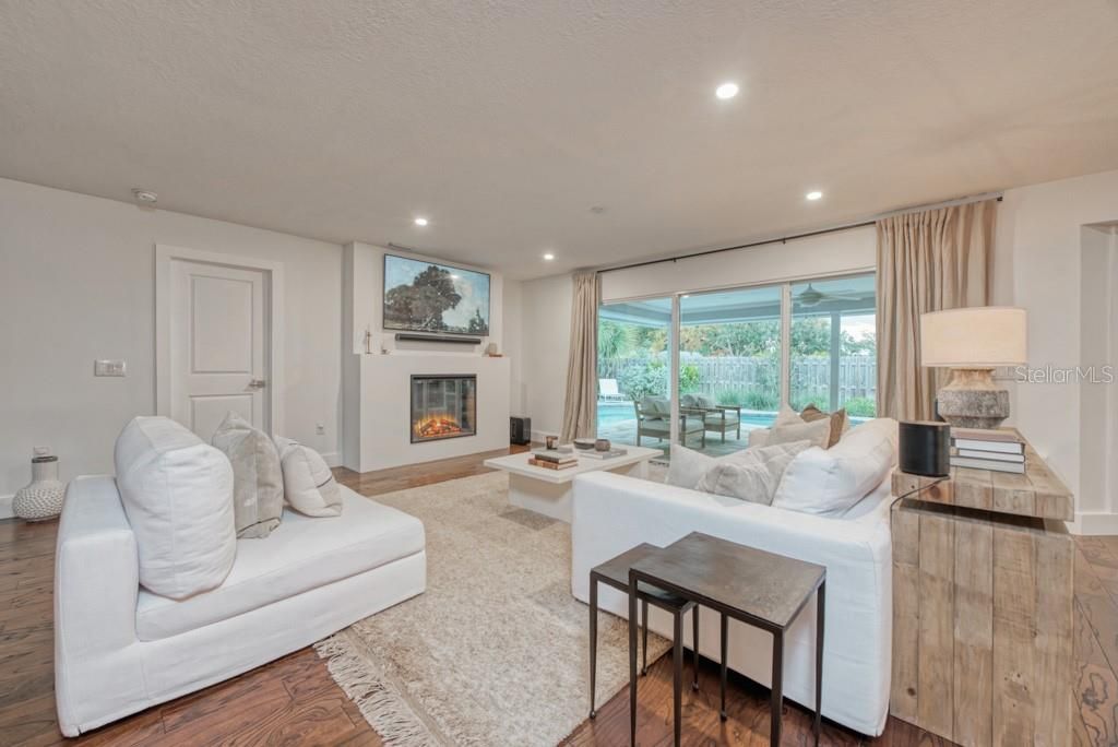 Active With Contract: $950,000 (4 beds, 3 baths, 2633 Square Feet)