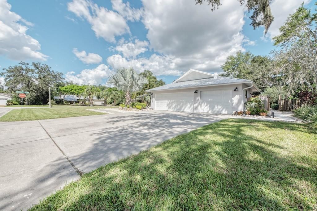 Active With Contract: $950,000 (4 beds, 3 baths, 2633 Square Feet)