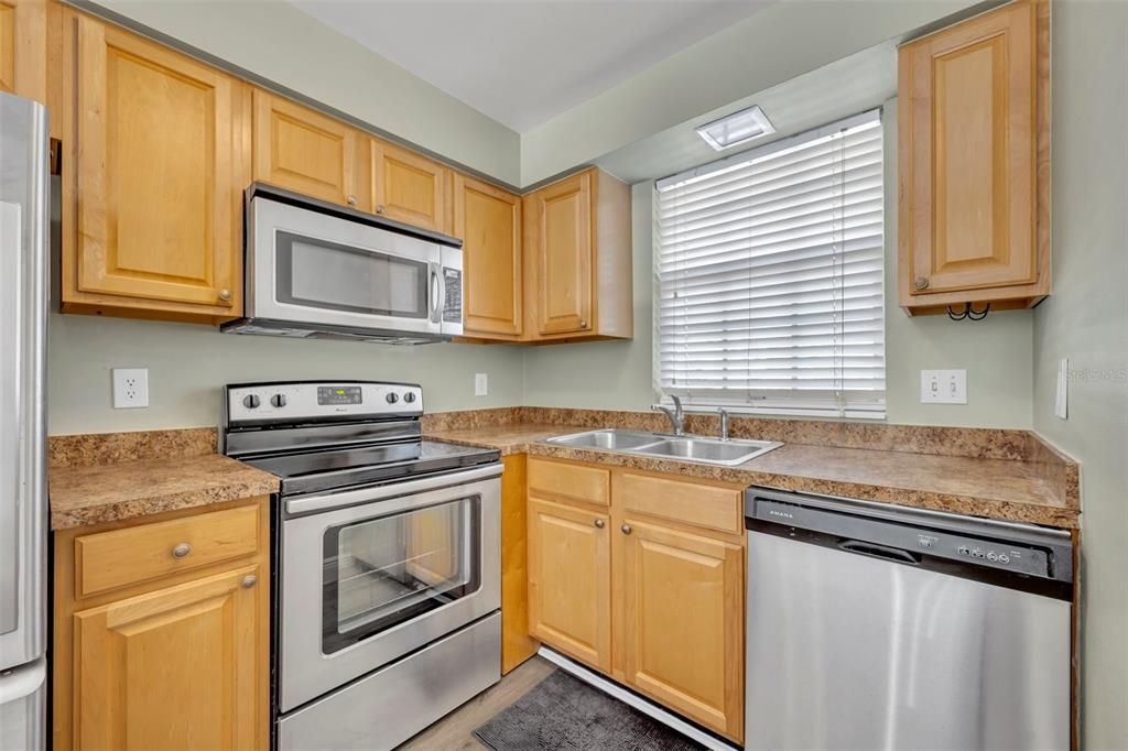 For Rent: $2,000 (2 beds, 2 baths, 913 Square Feet)