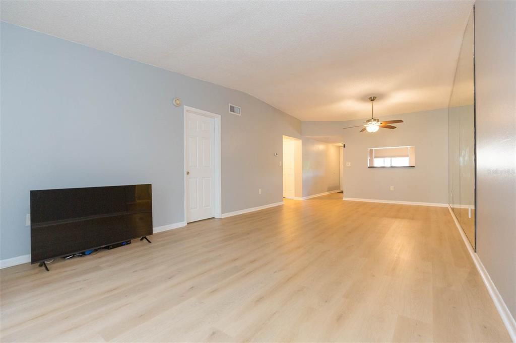 For Sale: $230,000 (2 beds, 1 baths, 980 Square Feet)