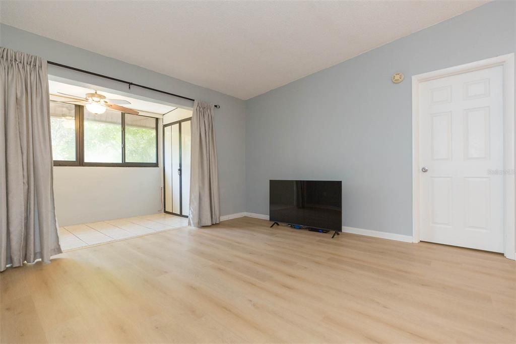 For Sale: $230,000 (2 beds, 1 baths, 980 Square Feet)