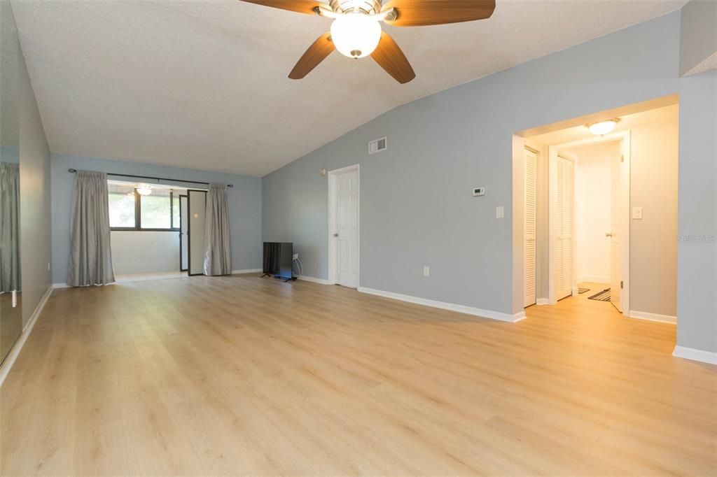 For Sale: $230,000 (2 beds, 1 baths, 980 Square Feet)