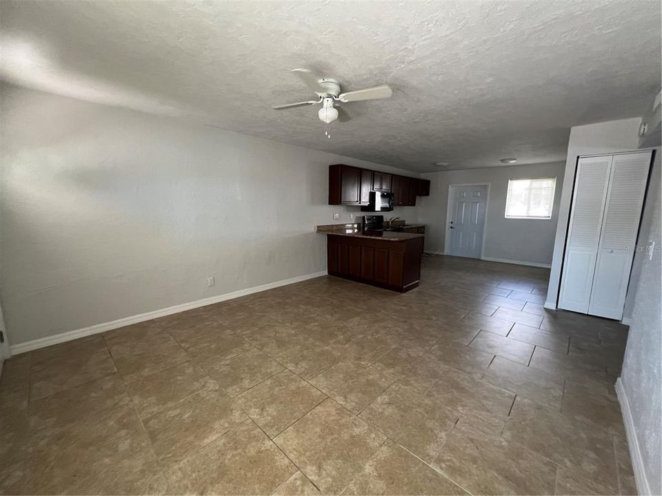 For Rent: $1,200 (2 beds, 1 baths, 870 Square Feet)