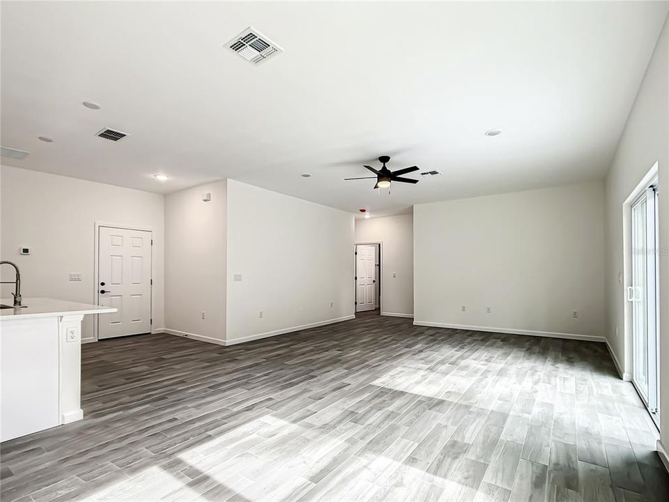 For Sale: $310,000 (4 beds, 2 baths, 1659 Square Feet)