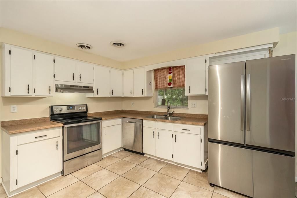 For Sale: $280,000 (3 beds, 2 baths, 1580 Square Feet)