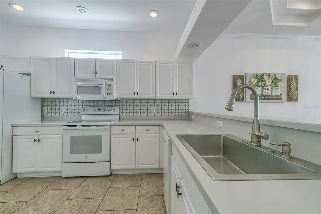 For Sale: $349,900 (2 beds, 2 baths, 1332 Square Feet)