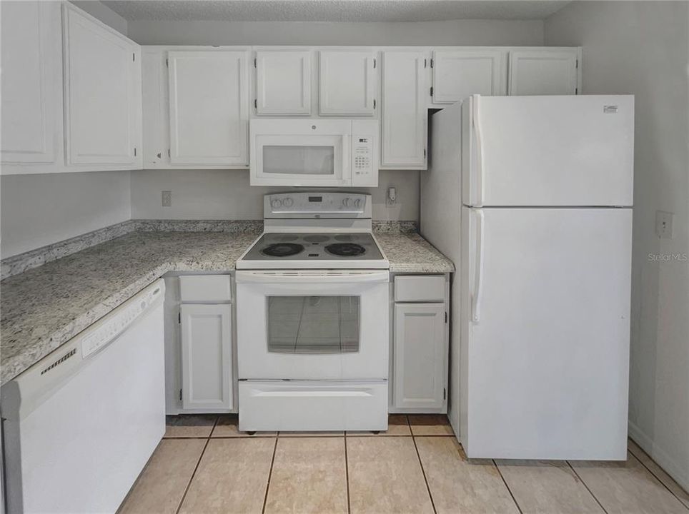 For Sale: $240,000 (2 beds, 2 baths, 956 Square Feet)