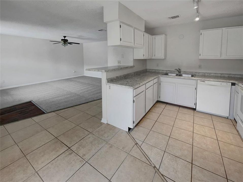 For Sale: $240,000 (2 beds, 2 baths, 956 Square Feet)