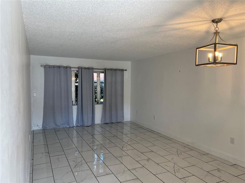 For Sale: $174,900 (1 beds, 1 baths, 700 Square Feet)