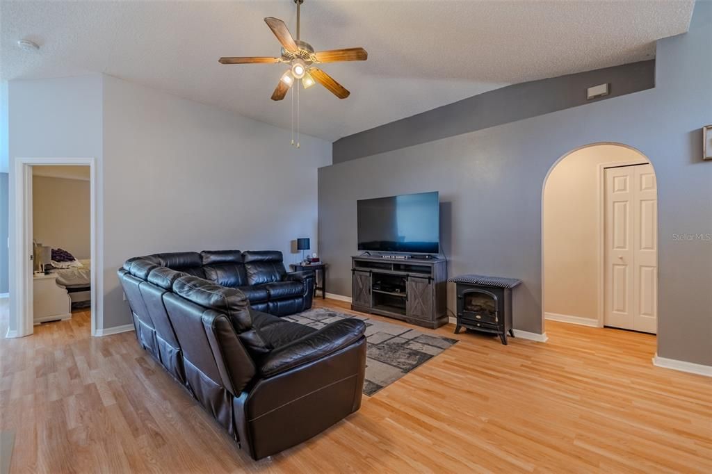 For Sale: $309,900 (3 beds, 2 baths, 1465 Square Feet)