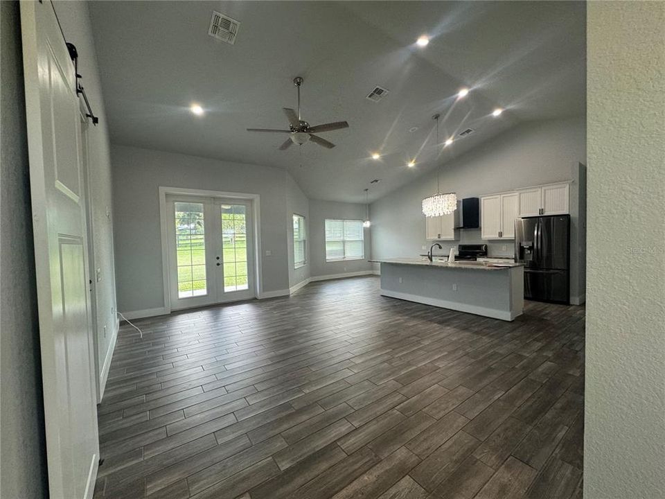 Open living area & high ceiling