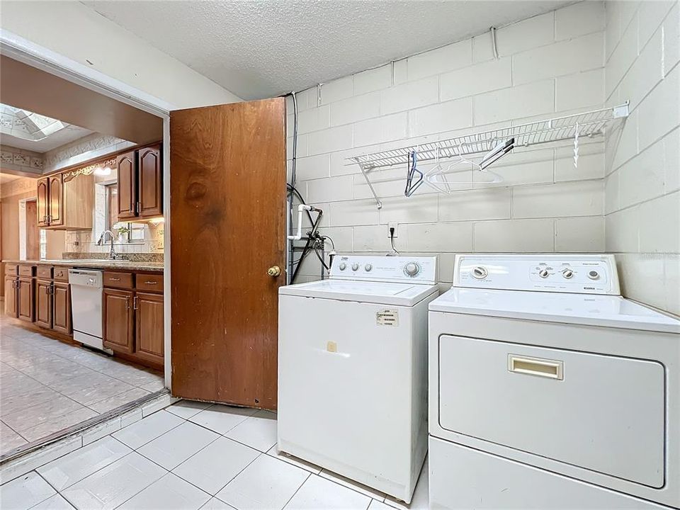 For Sale: $400,000 (3 beds, 2 baths, 2047 Square Feet)