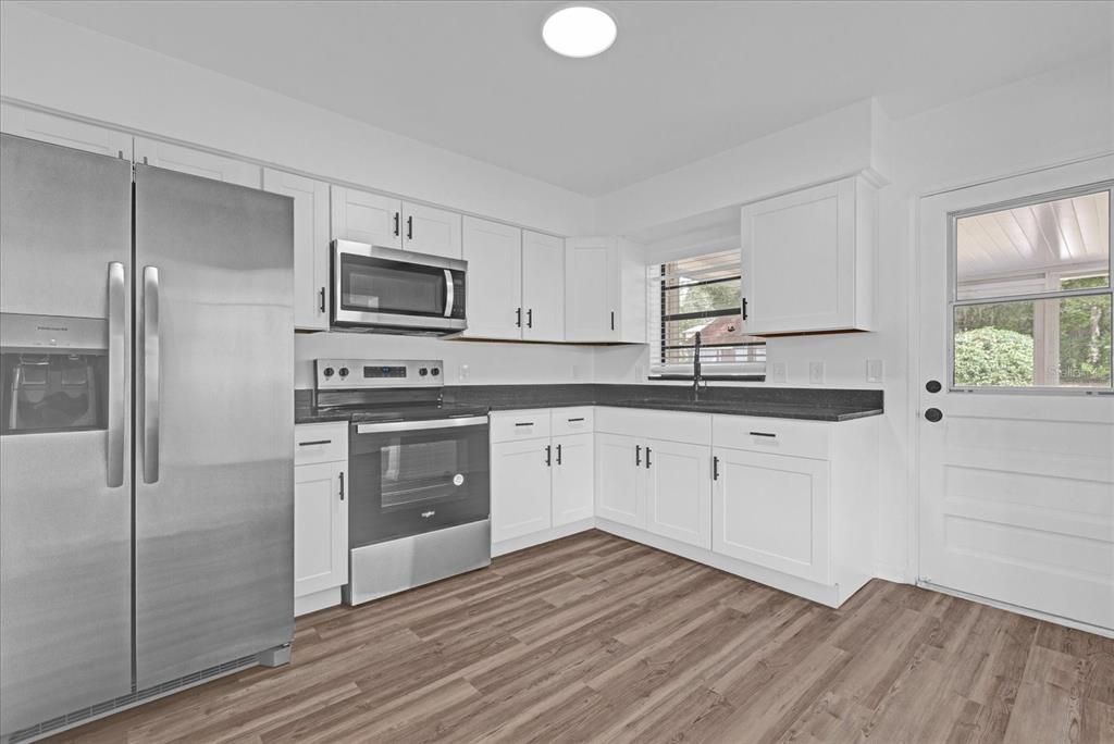 For Sale: $229,900 (2 beds, 1 baths, 768 Square Feet)