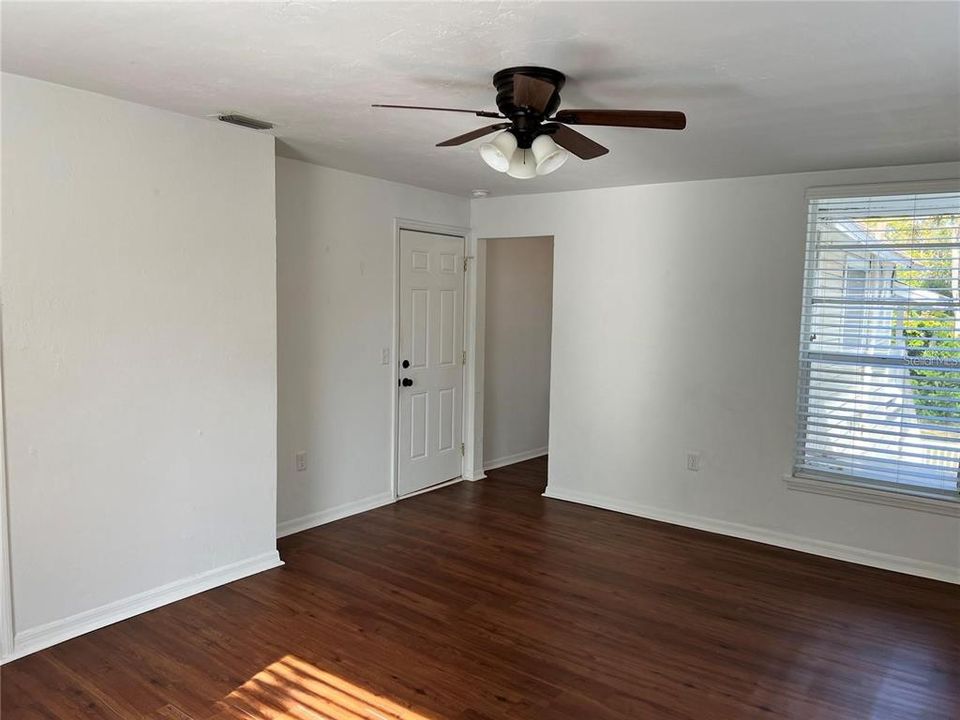 For Rent: $1,100 (1 beds, 1 baths, 607 Square Feet)