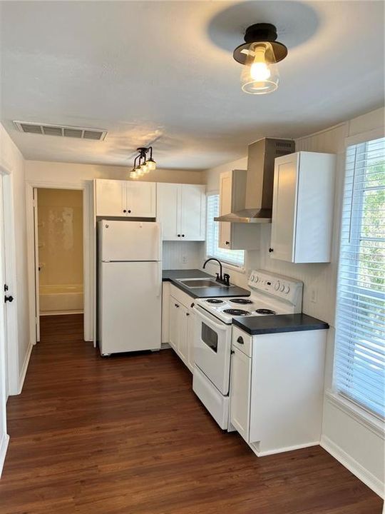 For Rent: $1,100 (1 beds, 1 baths, 607 Square Feet)