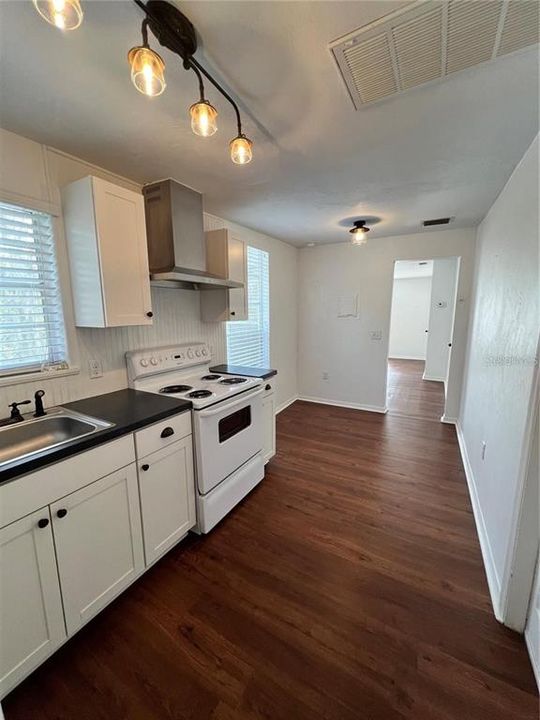 For Rent: $1,100 (1 beds, 1 baths, 607 Square Feet)