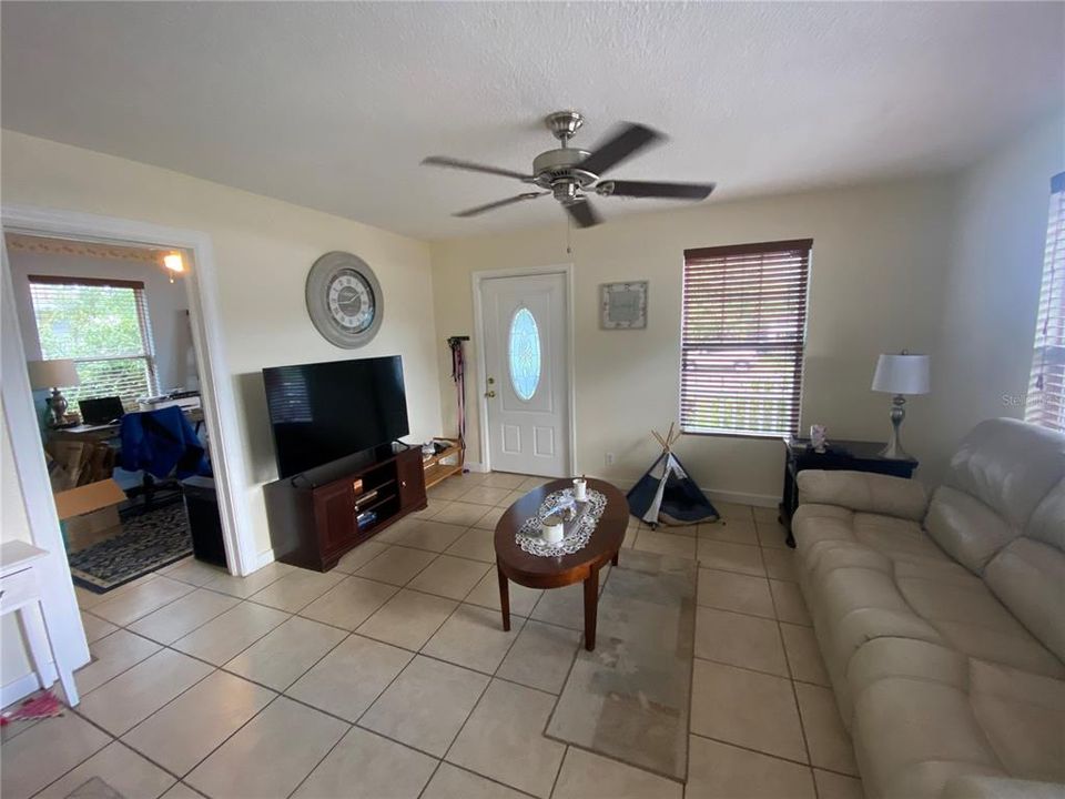 For Sale: $314,900 (3 beds, 2 baths, 1044 Square Feet)