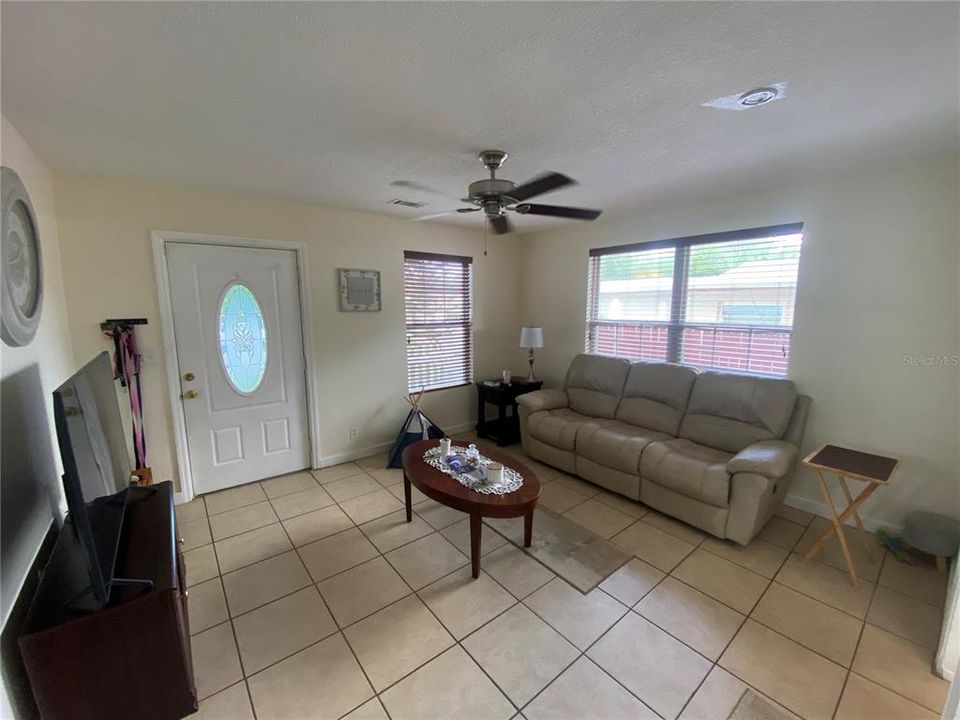 For Sale: $314,900 (3 beds, 2 baths, 1044 Square Feet)