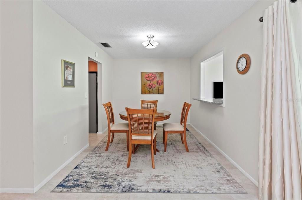 For Sale: $350,000 (2 beds, 2 baths, 1601 Square Feet)