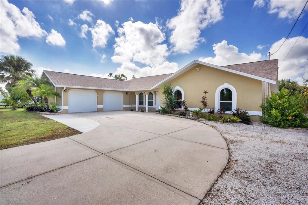 For Sale: $619,900 (3 beds, 2 baths, 2219 Square Feet)