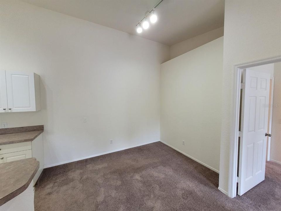 Active With Contract: $1,475 (2 beds, 2 baths, 975 Square Feet)