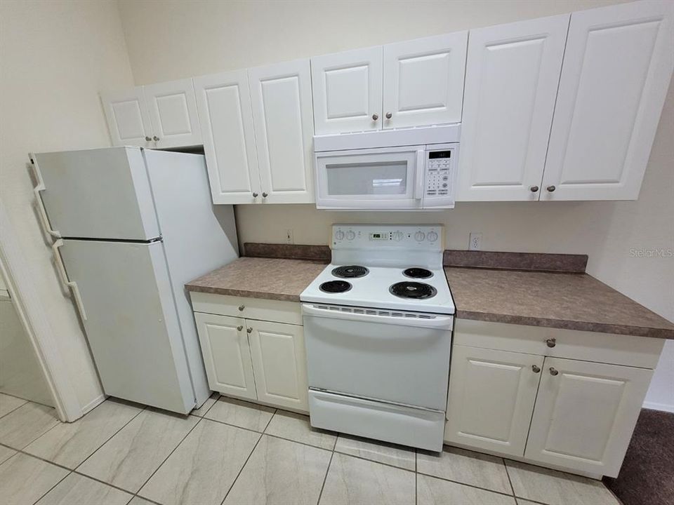 Active With Contract: $1,475 (2 beds, 2 baths, 975 Square Feet)