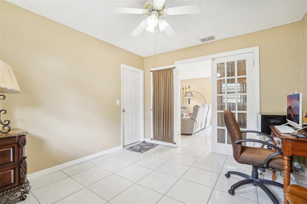 For Sale: $290,000 (3 beds, 2 baths, 996 Square Feet)