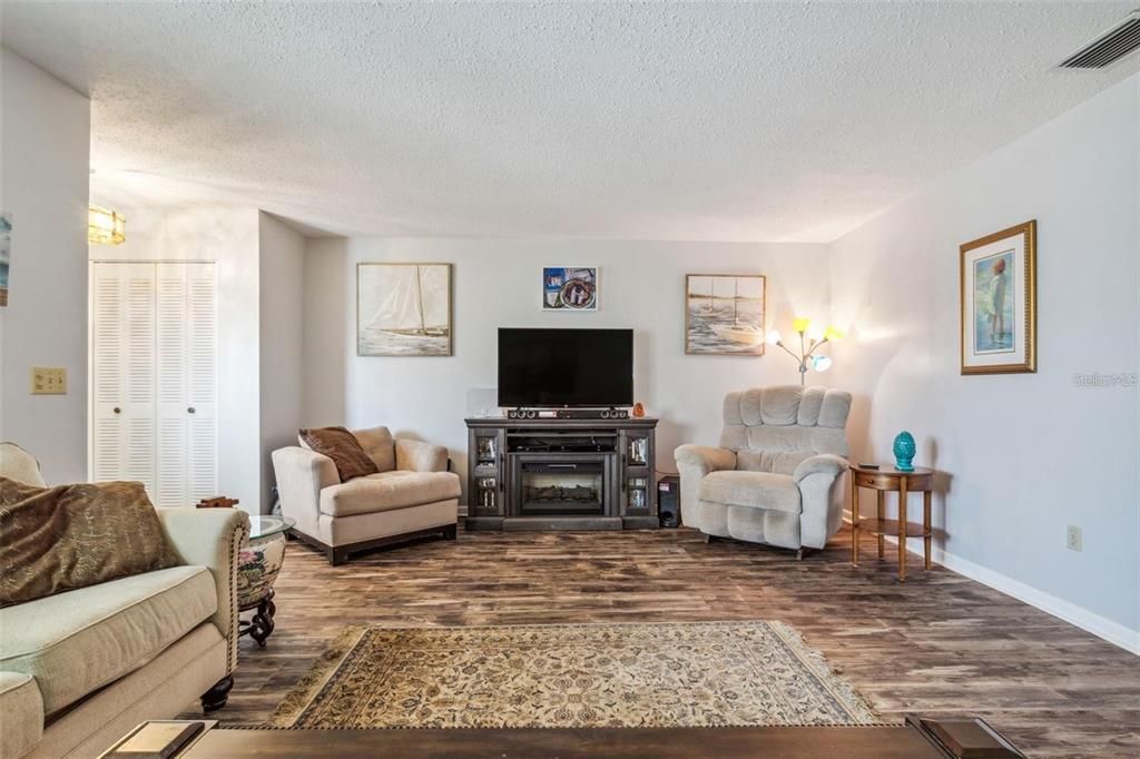 For Sale: $263,900 (2 beds, 2 baths, 1516 Square Feet)