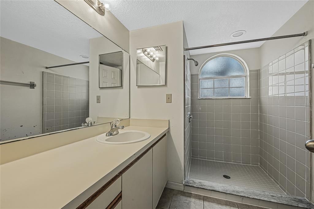 For Sale: $199,999 (3 beds, 2 baths, 1287 Square Feet)