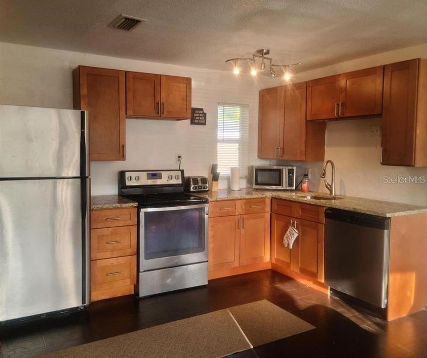 For Rent: $2,000 (3 beds, 1 baths, 1000 Square Feet)