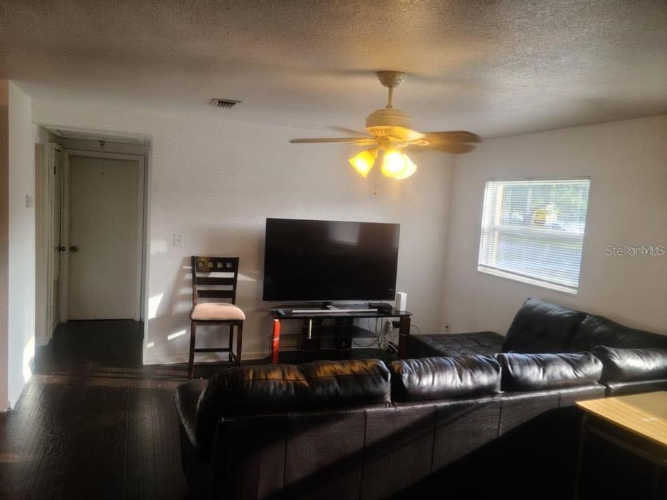 For Rent: $2,000 (3 beds, 1 baths, 1000 Square Feet)