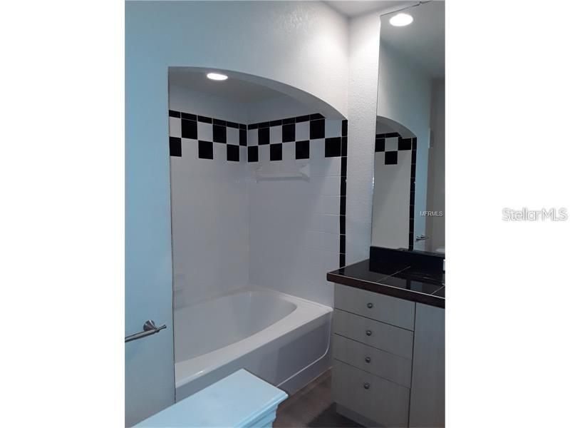 For Rent: $1,650 (1 beds, 1 baths, 1098 Square Feet)