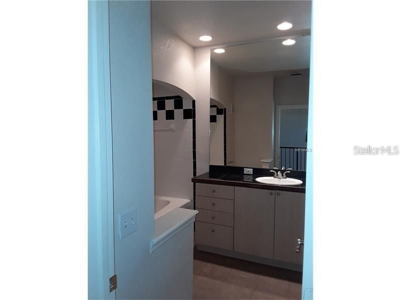 For Rent: $1,650 (1 beds, 1 baths, 1098 Square Feet)