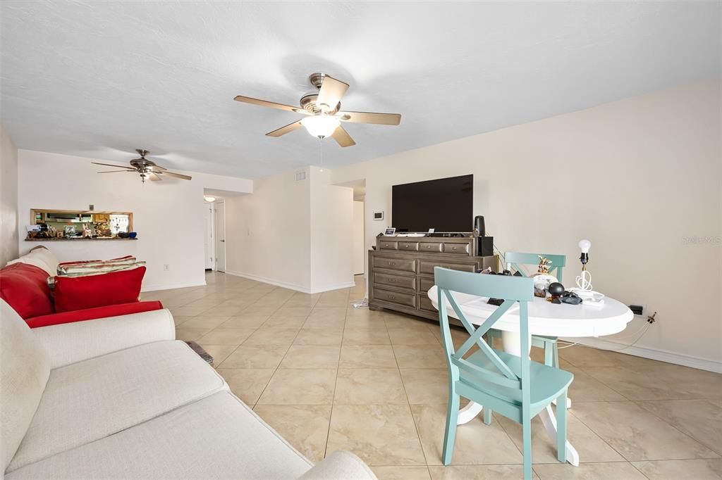 For Sale: $245,000 (2 beds, 1 baths, 952 Square Feet)