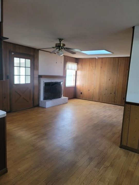 For Rent: $2,000 (3 beds, 2 baths, 1696 Square Feet)