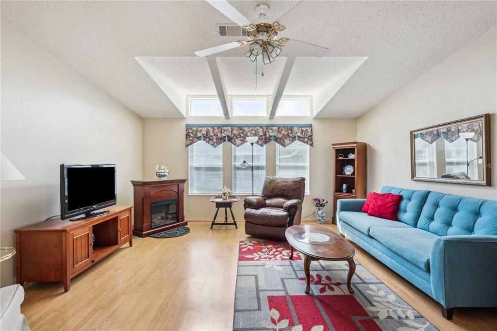 For Sale: $244,000 (2 beds, 2 baths, 1305 Square Feet)