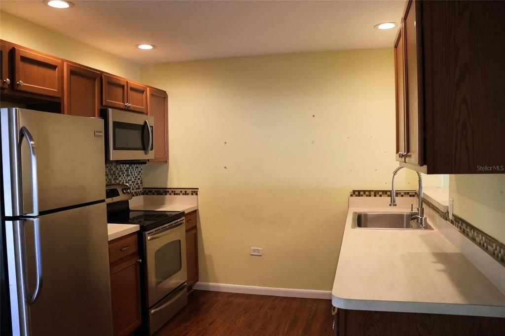 For Sale: $230,000 (2 beds, 1 baths, 1008 Square Feet)