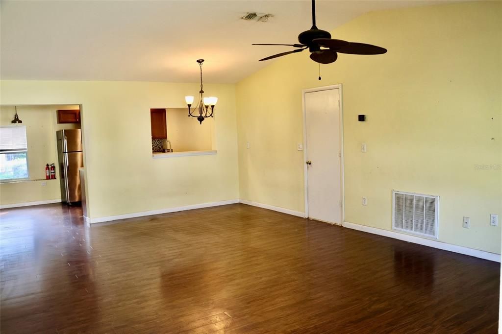 For Sale: $230,000 (2 beds, 1 baths, 1008 Square Feet)