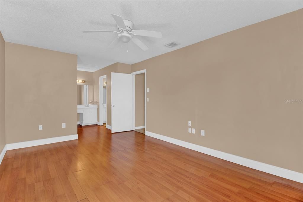 For Sale: $229,000 (2 beds, 2 baths, 1037 Square Feet)