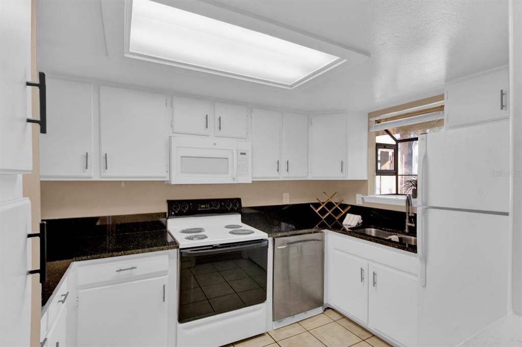 For Sale: $229,000 (2 beds, 2 baths, 1037 Square Feet)