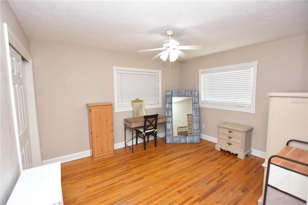 For Rent: $2,250 (3 beds, 1 baths, 1800 Square Feet)