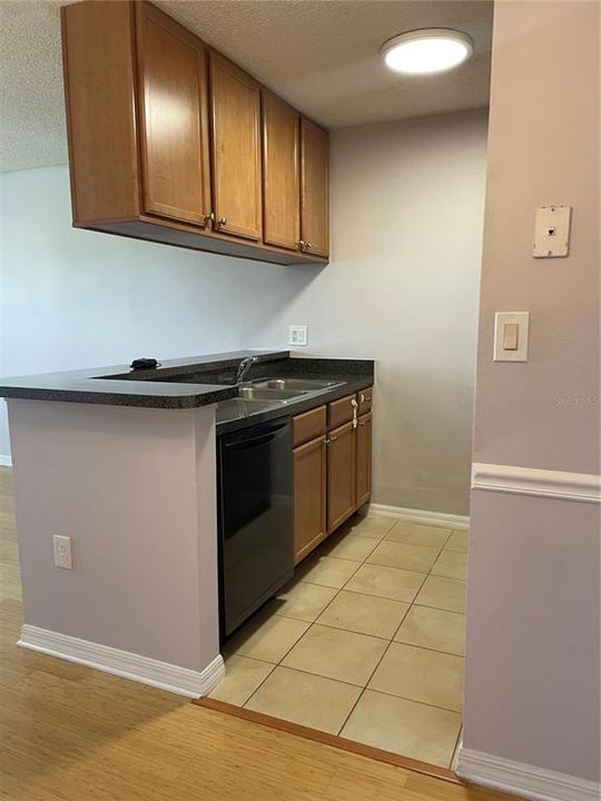 For Rent: $1,400 (1 beds, 1 baths, 598 Square Feet)