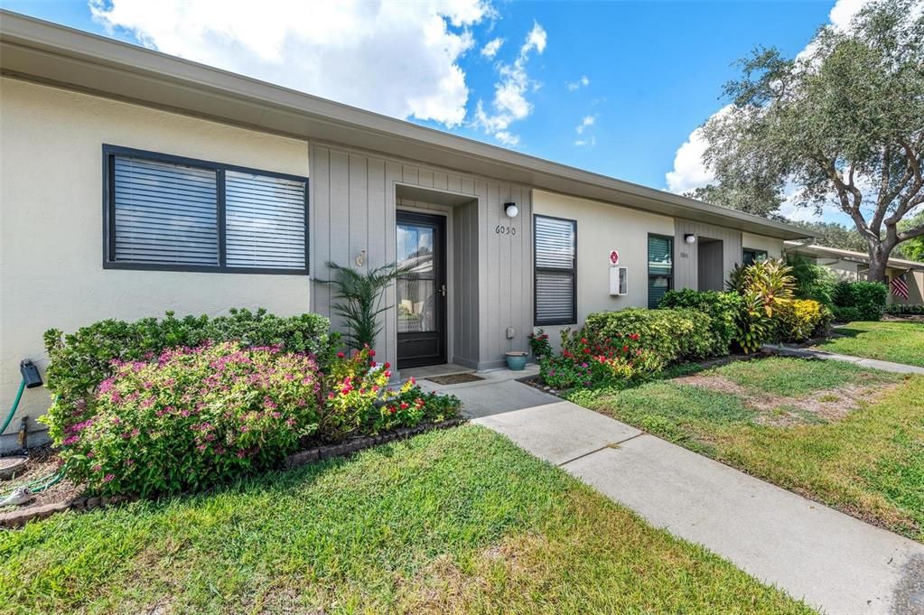 For Sale: $299,000 (2 beds, 2 baths, 1076 Square Feet)