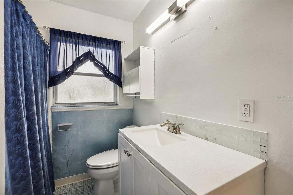 For Sale: $399,000 (2 beds, 1 baths, 956 Square Feet)