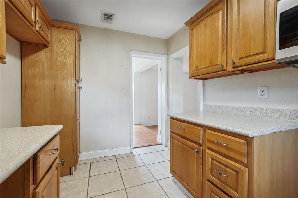 For Sale: $399,000 (2 beds, 1 baths, 956 Square Feet)