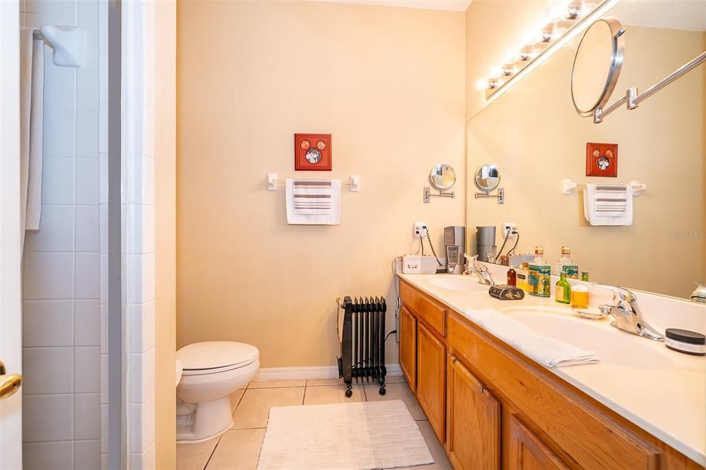 Active With Contract: $392,000 (2 beds, 2 baths, 1128 Square Feet)