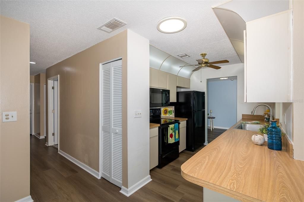 For Sale: $289,900 (2 beds, 2 baths, 1472 Square Feet)